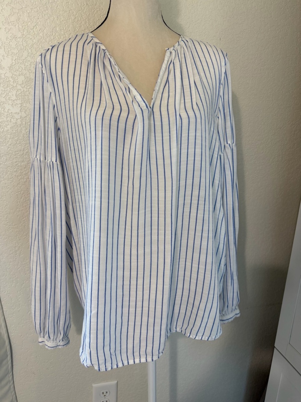 GAP Relaxed Split-Neck Shirred Blouse for Women, Size Large - Picture 3 of 9
